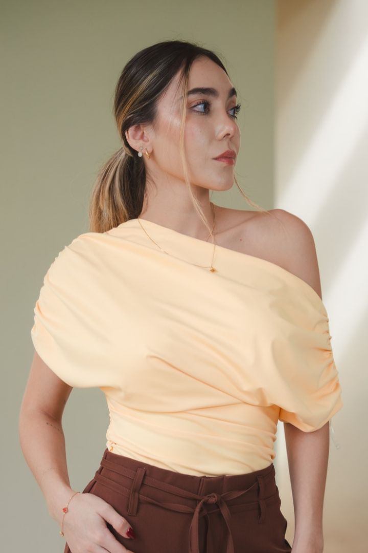 TOP ASIMÉTRICO AMARILLO