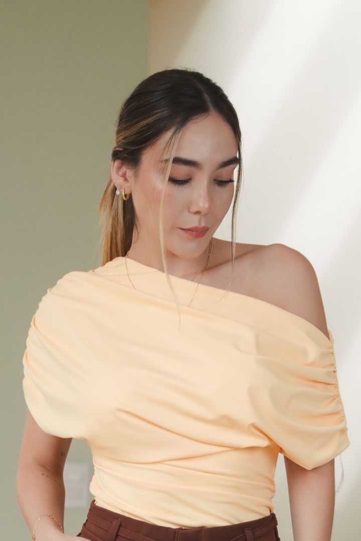 TOP ASIMÉTRICO AMARILLO